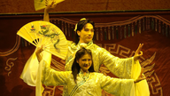 Gia Bảo iscenesatte et teaterstykke for at hylde sin oldemor, fru Thơ, og familien cải lương (traditionel vietnamesisk opera).