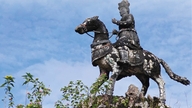 Bayang-bayang kuda perang di beranda pada musim ini