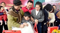 100 Tet (måkanytår) gavepakker blev givet til underprivilegerede patienter på Huong Sen Rehabilitation Hospital.