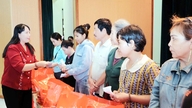 Gaver blev uddelt til 100 dårligt stillede husstande i Binh Phuoc-distriktet.