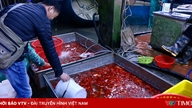 잉어 가격이 하락하고, 소규모 상인들은 부엌의 신 축제가 다가옴에 따라 빗속에서도 열심히 일하고 있습니다.