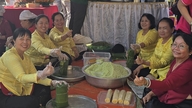 Over 100 hold deltog i Tet-kageindpaknings- og madlavningskonkurrencen og spredte Tet-ånden i det sydlige Vietnam.