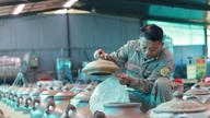 Un agricultor de la provincia de Ha Tinh se enriquece gracias al modelo de "cultivar cosechas bajo tierra y utilizar energía solar desde arriba".