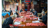 I Long Son glattede de dó-papiret, sleb blækket og skrev nytårshilsner.