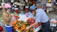 Markedet summer af forberedelser til Tet Ong Cong, Ong Tao (køkkenguden) festivalen.