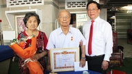 Ho Van Mung, président du Comité populaire de la province d'An Giang, remet des insignes du Parti à des membres éminents du Parti à leur domicile.