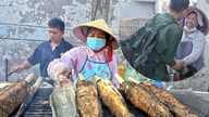 Grillet slangehovedfisk ofret til køkkenguden: Ejeren i Ho Chi Minh City brast i gråd sidste år; hvordan har hun det nu?