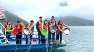 Næsten 700 kg fisk blev udsat for at genopbygge de akvatiske ressourcer i Tuyen Quang-vandkraftreservoiret.