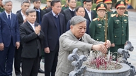 General Secretary To Lam offered incense in commemoration of the late General Secretaries Nguyen Van Linh and Nguyen Van Cu.