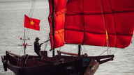 Hạ Long-sejlbåden fra lærebøgerne 'dukker op igen' i den historiske bugt.