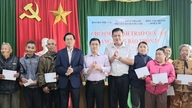 Hai cơ quan báo chí của Hà Nội và Đắk Lắk trao quà Tết cho người dân xã Krông Bông