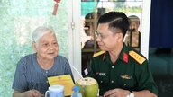 Den provinsielle militærkommando hylder de heroiske vietnamesiske mødre.