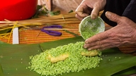 Bánh tét mặt trăng màu xanh ngọc ở Quảng Trị: Bí quyết từ nắm rau quê