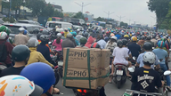 A estrada que dá acesso ao Aeroporto Tan Son Nhat está com um congestionamento severo.