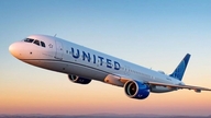 Nam tiếp viên United Airlines gây sốt khi quỳ xuống an ủi hành khách lỡ chuyến