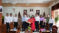 Delegationen fra Tay Ninh-provinsen besøgte og sendte nytårshilsner til biskoppen af ​​Phu Cuong Stift.
