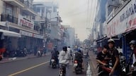 Bunga api telah dinyalakan di tengah-tengah jalan Nguyen Dinh Chieu, memaksa orang ramai memberhentikan kenderaan mereka atas sebab keselamatan.