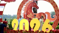 Um cavalo de 4,5 metros de altura fez uma aparição no Festival das Flores da Primavera de Phu My Hung.
