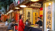 Levittämässä kalligrafian kauneutta keväisessä ympäristössä perintötilassa.