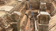 Talrige spor er blevet udgravet i Kính Thiên-paladsområdet i Thăng Long Kejserlige Citadel.