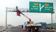 Installasjonen av det elektroniske bompengesystemet på motorveien Bien Hoa - Vung Tau har begynt.