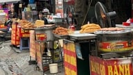 Τα τρόφιμα πωλούνται ακάλυπτα και οι πωλητές δεν φορούν γάντια σε όλους τους δρόμους.