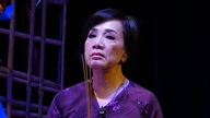 Phuong Hong Thuy performs in the Tet play "He Comes Home on the 29th".
