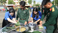 Un festival animé de gâteaux de riz gluant vert.