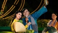 Thanh Tuan, Thanh Ngan, dan Vo Minh Lam tampil di pembukaan Pasar Bunga Musim Semi "Di Dermaga, Di Bawah Perahu" 2026.
