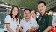 Momen-momen mengharukan kebersamaan antara tentara dan warga sipil selama Tahun Baru Imlek tahun Kuda.