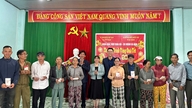 Đại biểu Quốc hội Dương Văn Phước trao 200 suất quà Tết cho người dân xã Phú Thuận