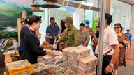 Perherakkauden maku on läsnä jokaisessa banh khao -pussissa (riisikakkuja).
