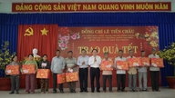 Hai Phongin kaupungin puoluesihteeri Le Tien Chau jakaa 300 Tet-lahjaa Long Chun kunnassa.