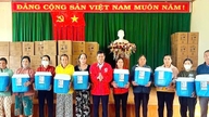 Vandfiltreringsudstyr blev distribueret til 400 husstande i Dinh Van Lam Ha kommune.