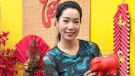 Ly Thu Thao, 37 jaar na het winnen van de schoonheidswedstrijd, en volkskunstenaar Trinh Kim Chi in haar miljoenenvilla.