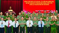 Sekretaris Komite Partai Kota Ho Chi Minh, Tran Luu Quang, mengunjungi dan menyampaikan ucapan selamat tahun baru kepada angkatan bersenjata dan tenaga medis.