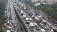 La stazione degli autobus di Hanoi è affollatissima e la tangenziale 3 è completamente bloccata dal traffico.
