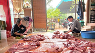 ການຂ້າໝູໃນຊ່ວງເທດສະການເຕັດ (ປີໃໝ່ຫວຽດນາມ) - ປະເພນີວັດທະນະທຳທີ່ອົບອຸ່ນຫົວໃຈຂອງຊີວິດຊົນນະບົດຫວຽດນາມ.
