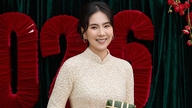 MCのマイ・ゴックは別荘でテト（旧正月）を祝い、一方、人民芸術家のヴィエット・アインは36歳年下の妻とロマンチックな時間を過ごしている。