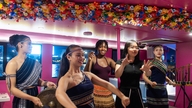 Internationale toeristen beleven voor het eerst het Vietnamese Tet (Vietnamees Nieuwjaar) en luisteren naar gongmuziek tijdens een riviercruise in Saigon.