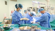Cestou domů na Tet (lunární Nový rok) se lékaři vrátili do nemocnice, aby provedli transplantaci jater a zachránili tak život.