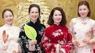 "Ibu Mertua Nasional" Lan Huong dan para pemeran drama unggulan VTV memamerkan gaya ao dai (pakaian tradisional Vietnam) mereka.