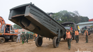 Militaire ingenieurs: Snel een pontonbrug over de rivier de Lo aan het bouwen.