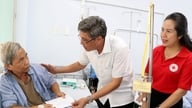 Næstformand for den provinsielle folkekomité, Nguyen Minh, besøger og sender nytårshilsner til patienterne på Binh Thuan General Hospital.