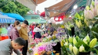 Sorotan pasar bunga musim bunga akhir tahun di ibu kota.