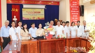Inspeccionando el cronograma de guardias para las festividades del Tet en el Hospital General de Binh Phuoc.