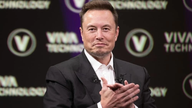 Elon Musk advierte a Estados Unidos de un riesgo de quiebra del 1000%.