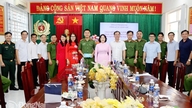 Pemimpin-pemimpin komune Xuan Loc telah melawat dan menyampaikan ucapan Tahun Baru kepada unit-unit yang bertugas semasa Tahun Baru Kuda Cina.
