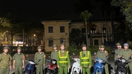 La policía de la comuna de Phuc Tho mantiene la seguridad y el orden para que la gente pueda celebrar el Tet pacíficamente.