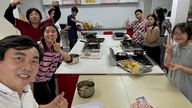 O diretor foi para a cozinha preparar e comemorar a véspera de Ano Novo com os alunos.